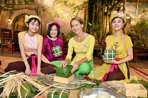 Foreigners experience Tet holiday in Vietnam