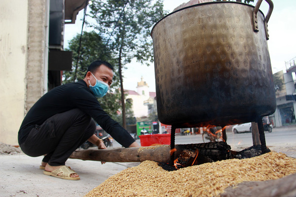 Tết đặc biệt ở khu phong tỏa Chí Linh, gói bánh chưng tặng đội kiểm dịch