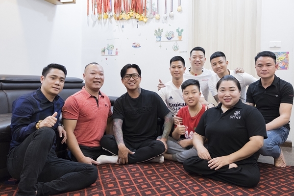 Ca sĩ Tuấn Hưng trao nhà cho vợ chồng VĐV khuyết tật