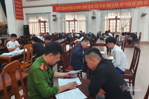 Hơn 50 nam nữ ở Quảng Trị tụ tập 