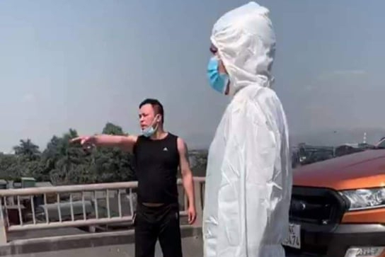 Đấm CSGT chảy máu mũi vì không được đi qua chốt kiểm dịch
