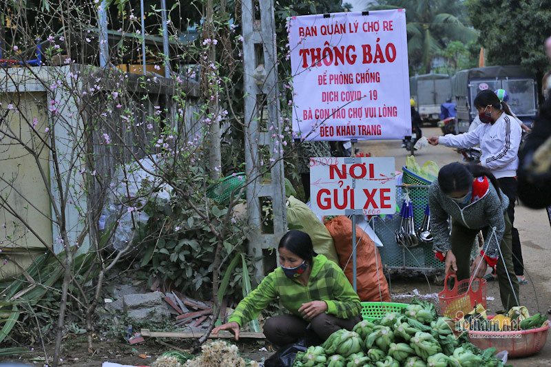 Đeo khẩu trang đi chợ 27 Tết, phụ nữ Mường hút thuốc lào chung ống điếu