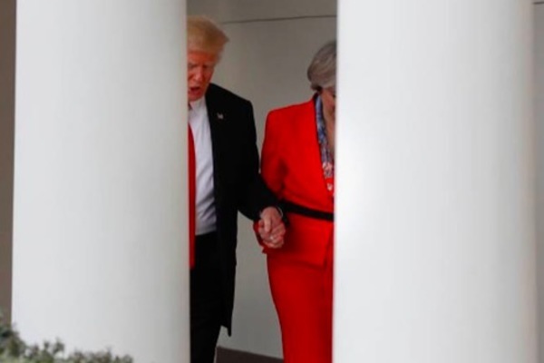 Bị ông Trump nắm chặt tay, cựu Thủ tướng Anh sợ chồng hiểu nhầm
