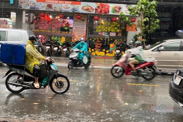 TP.HCM bất ngờ mưa trái mùa rất to ngày giáp Tết