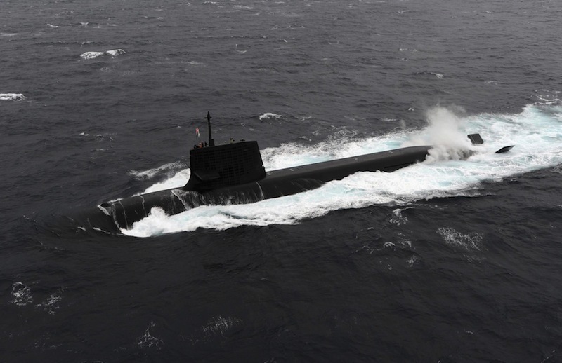 Tàu ngầm đụng tàu buôn ngoài khơi Nhật Bản