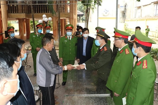 Thăng quân hàm trung tá cho sĩ quan công an hy sinh khi vây bắt tội phạm