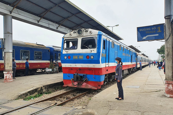 Ga Vinh đìu hiu ngày 27 Tết, bến xe Đà Nẵng vắng vẻ lạ thường