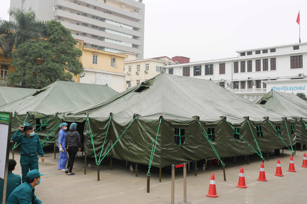 Thần tốc xây dựng bệnh viện dã chiến tại BV Bạch Mai