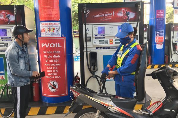 Giá xăng lại tăng đúng ngày đầu nghỉ ăn Tết