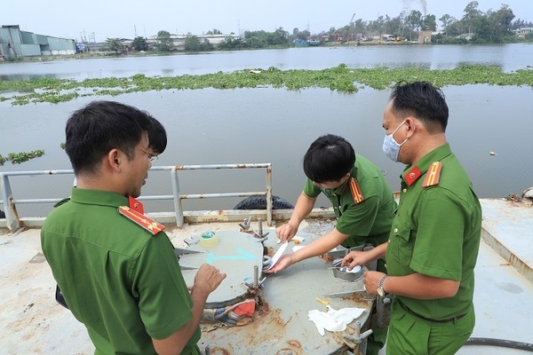 Hơn 500 cảnh sát vây bắt đường dây làm giả hàng trăm triệu lít xăng