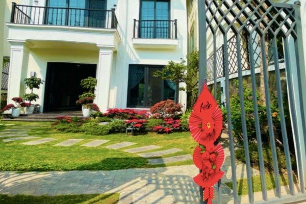 Biệt thự triệu đô ngập hoa ngày Tết của diễn viên Lã Thanh Huyền
