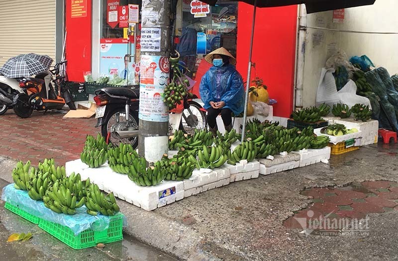 Chợ 28 Tết: Chuối xanh la liệt, ế buồn ngày mưa cuối năm