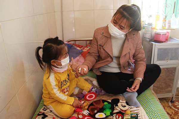 Những nữ bệnh nhân Covid-19 kiên cường, lạc quan trong tâm dịch Chí Linh