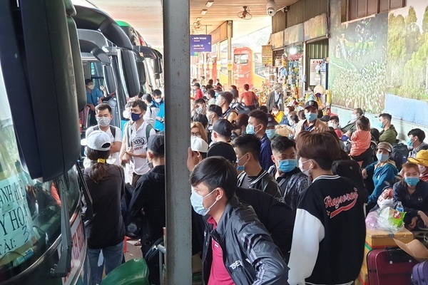 Bến xe Miền Đông chật cứng ngày 28 Tết, khách ngồi la liệt chờ về quê