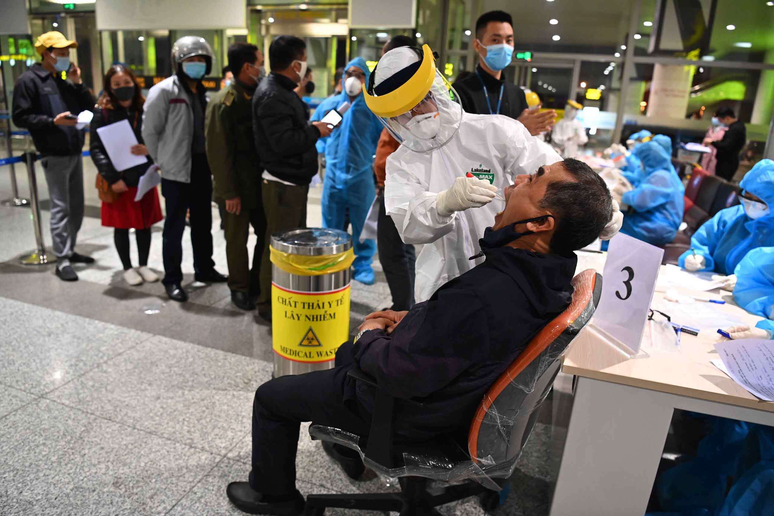 Hình ảnh lấy mẫu xét nghiệm 10.000 nhân viên sân bay Nội Bài