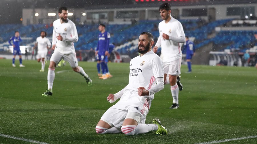Benzema tỏa sáng, Real Madrid chiếm ngôi nhì của Barca