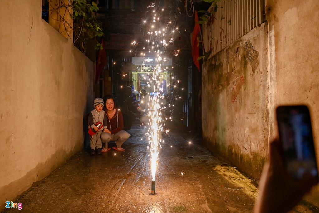Đội mưa chờ mua pháo hoa ở trung tâm Hà Nội