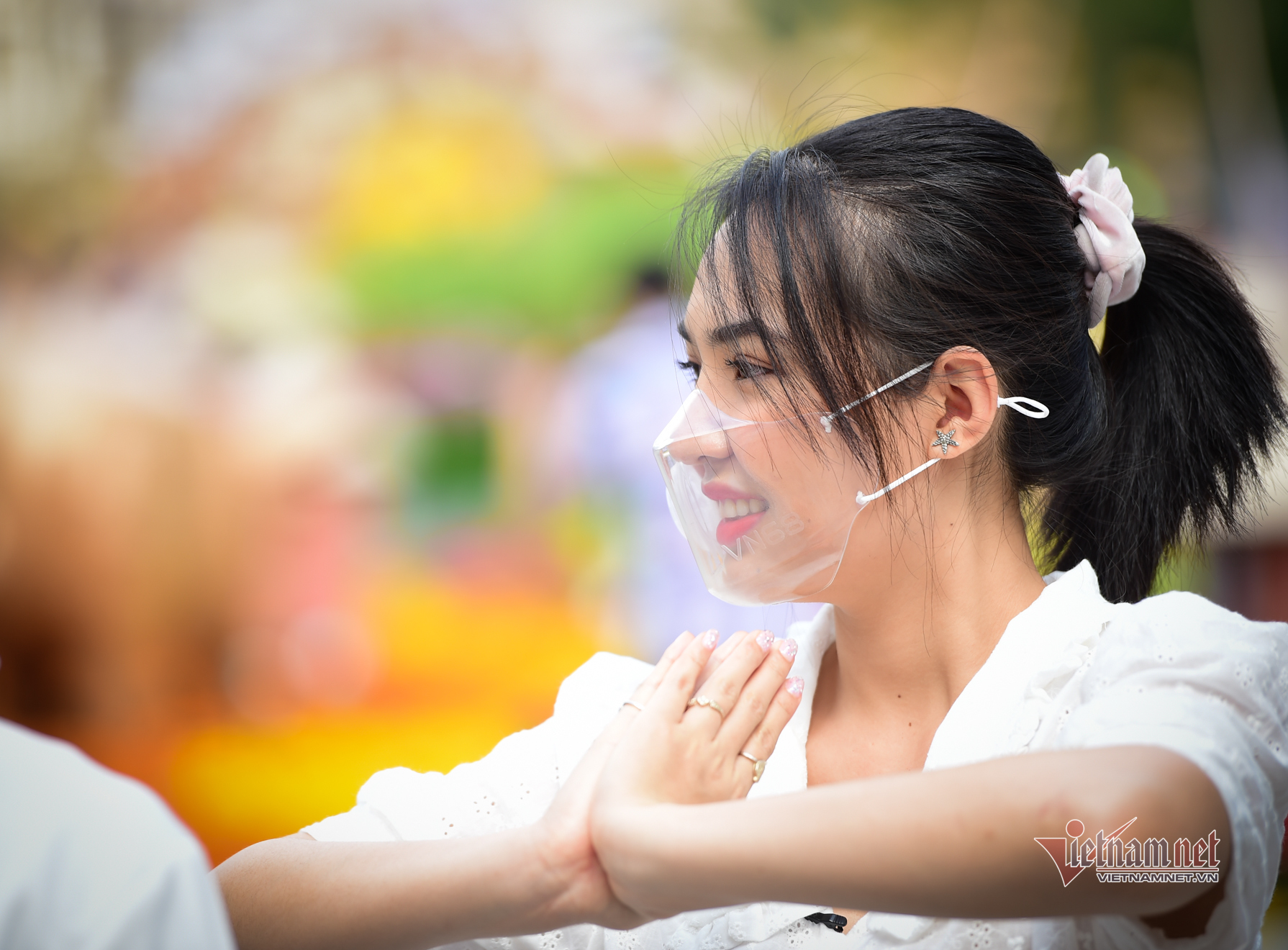 Người Sài Gòn đeo khẩu trang du xuân, tạo dáng bên đường hoa Nguyễn Huệ