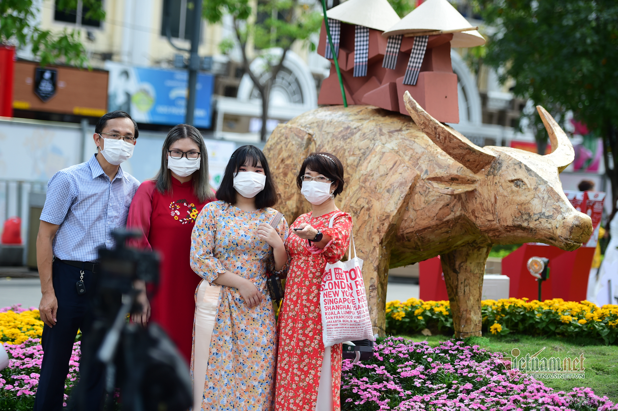 Người Sài Gòn đeo khẩu trang du xuân, tạo dáng bên đường hoa Nguyễn Huệ