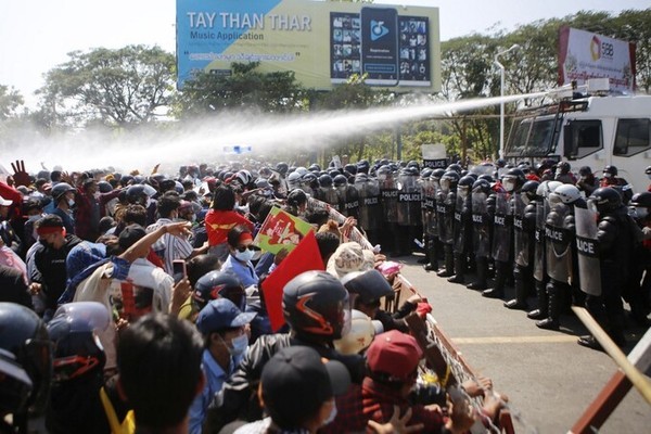 Biểu tình tái diễn ở Myanmar, quân đội đột kích trụ sở đảng NLD