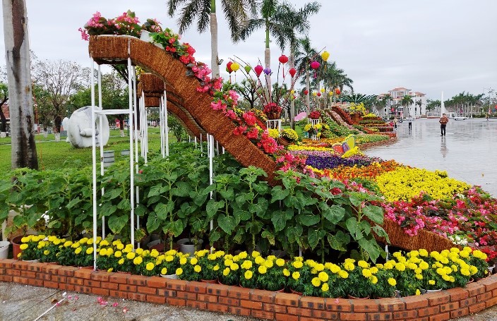Bị dân mạng chê nhạy cảm, Quảng Nam chỉnh sửa toàn bộ tạo hình hoa xuân