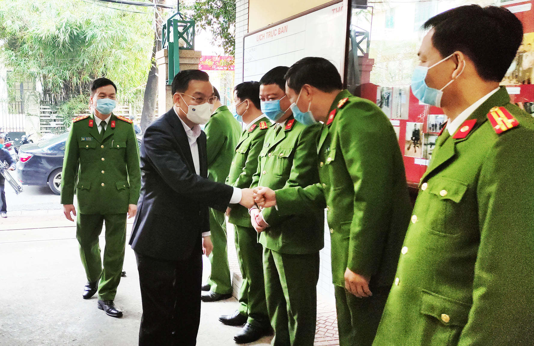 29 Tết, Chủ tịch Hà Nội xuống đáy ga ngầm chúc Tết công nhân