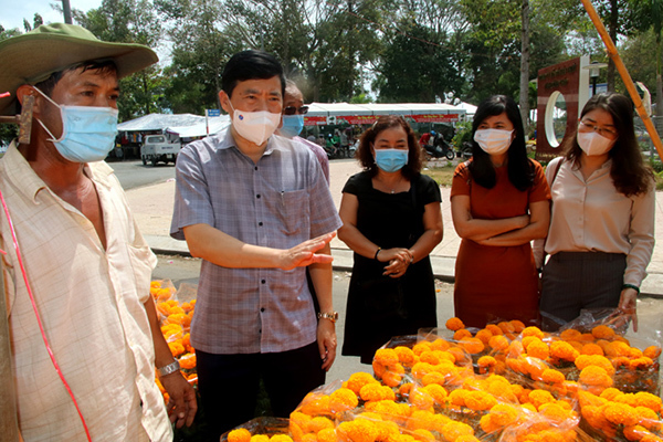 Chủ tịch Đồng Tháp kêu gọi mua thêm hoa giúp nông dân có Tết