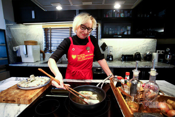 Norwegian diplomat enjoys making Vietnamese spring rolls to welcome Tet