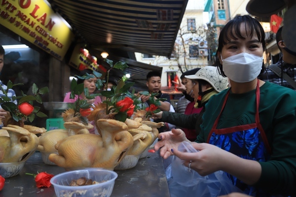 Chen chân mua gà cúng giao thừa ở khu chợ