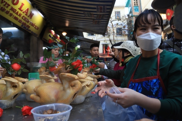 Chen chân mua gà cúng giao thừa ở khu chợ 