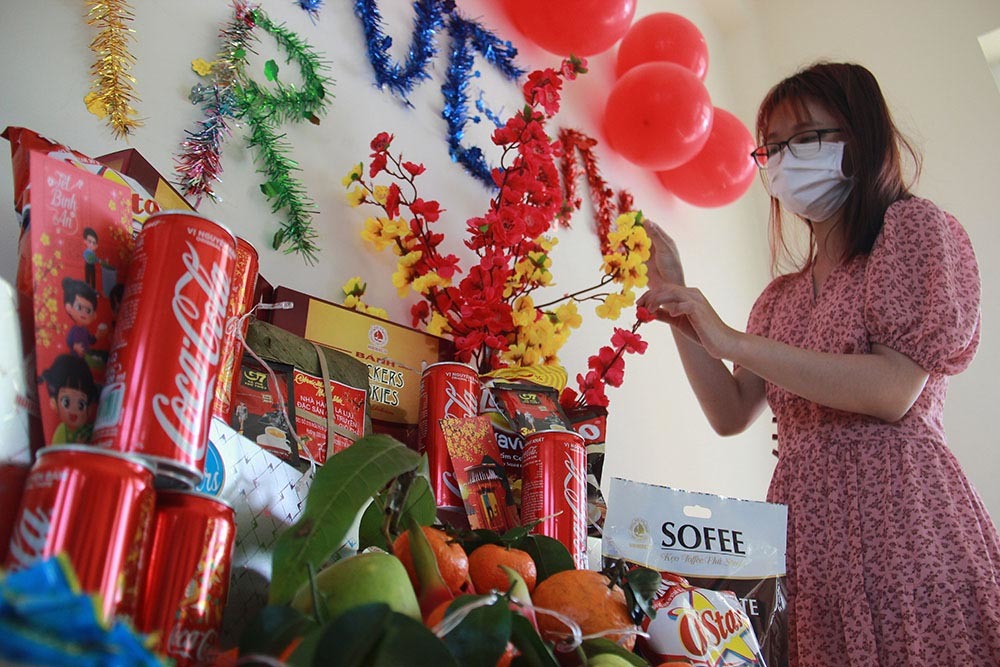 Rộn ràng bày mâm ngũ quả trong khu cách ly tâm dịch Chí Linh ngày 30 Tết