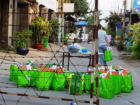 Người dân khu phong tỏa: Đặt hàng quà Tết, nhận bánh cổ truyền từ người thân