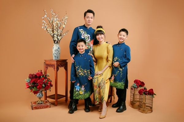 Áo dài là trang phục truyền thống của dân tộc Việt Nam, thể hiện sự cổ điển, tinh tế nhưng vẫn đầy phong cách và cuốn hút. Xem hình ảnh áo dài đầy màu sắc trên trang web của chúng tôi, bạn sẽ thấy sự tinh tế và quyến rũ trong trang phục này.