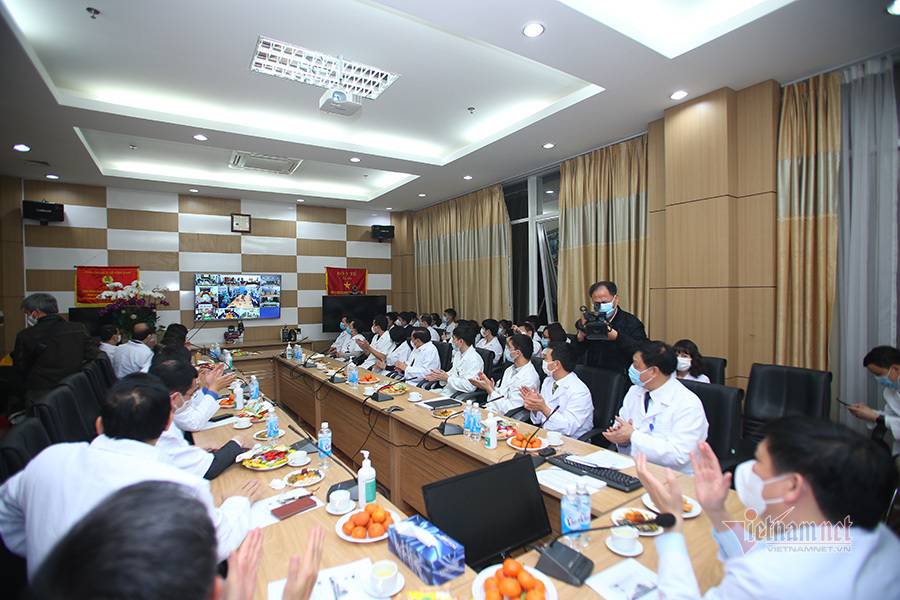Bộ trưởng Y tế phát lì xì, hát 'Như có Bác Hồ trong ngày vui đại thắng'