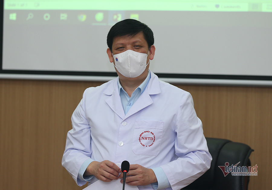 Bộ trưởng Y tế phát lì xì, hát 'Như có Bác Hồ trong ngày vui đại thắng'