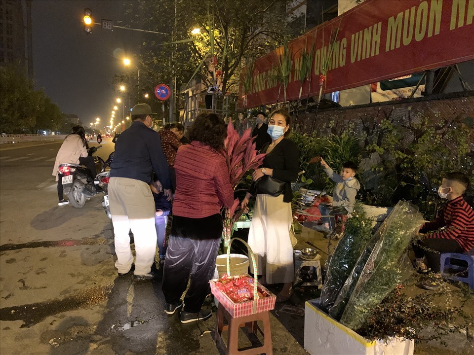 Hà Nội: Lãi 'khủng' nhờ bán cành lộc và muối đêm giao thừa