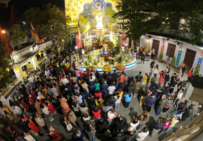 Hàng nghìn người dân ở Đà Nẵng đến chùa hái lộc, cầu an năm mới