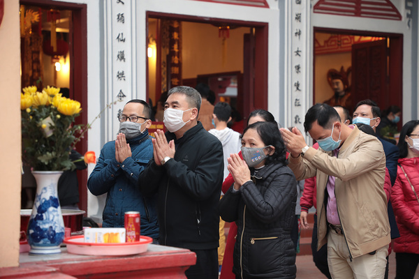 Ngôi chùa cầu duyên, Thăng Long tứ trấn vắng vẻ ngày mùng 1 Tết