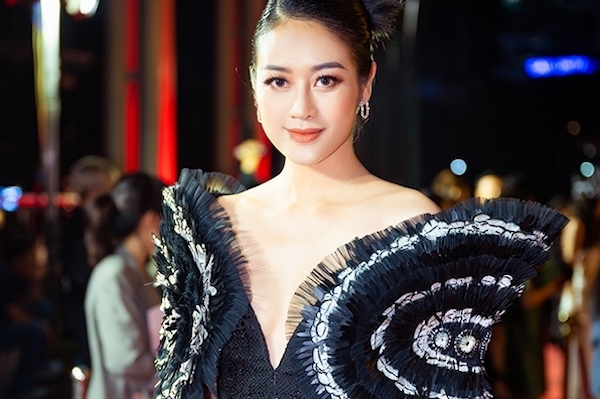 MC Phí Linh: Giao thừa, thương bố mẹ đón Tết xa con