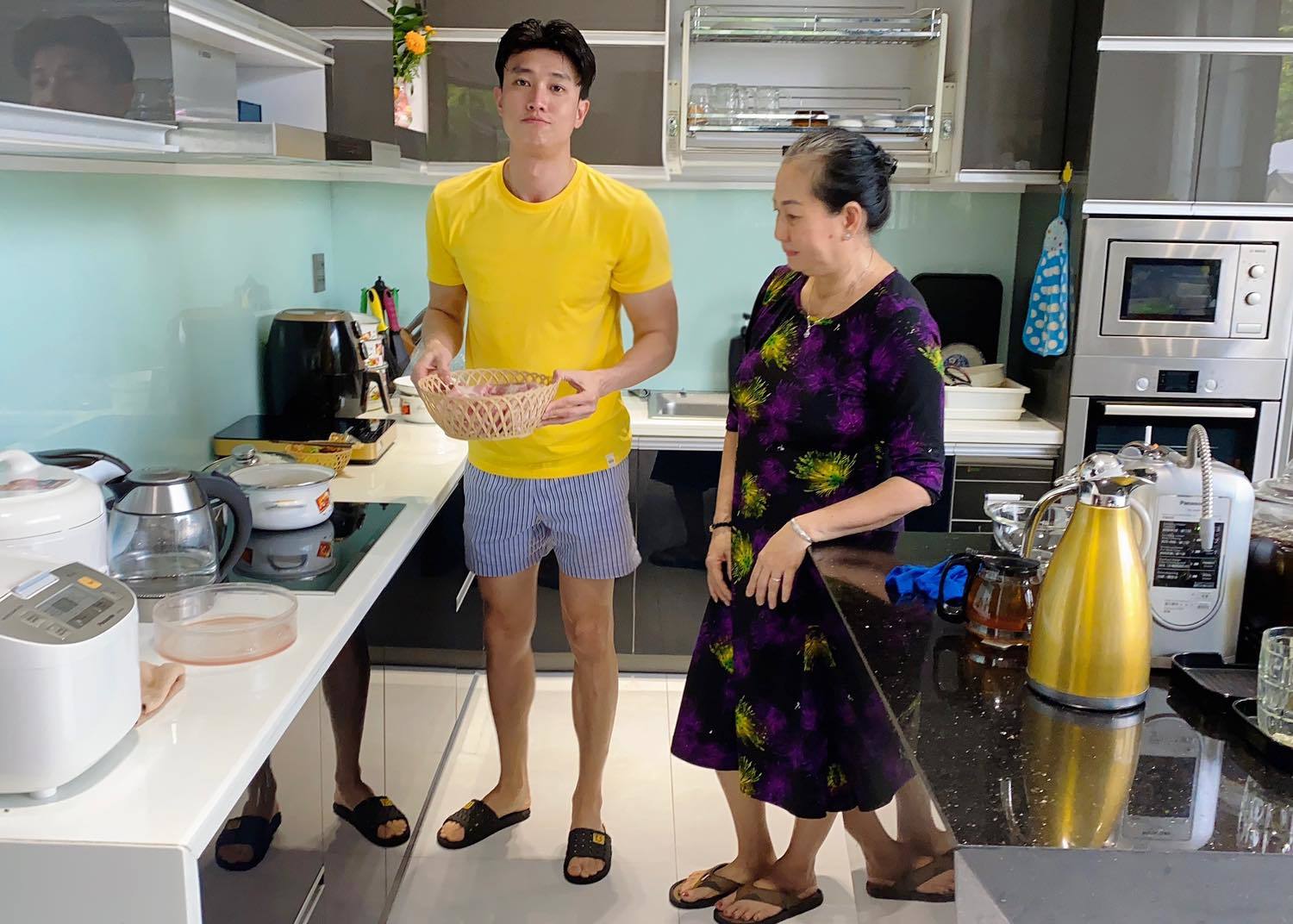 Về quê ăn Tết: Sao Việt hết vặt lông gà đến rửa cả chậu bát