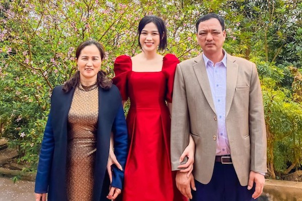 Hoa hậu Đỗ Thị Hà: Mẹ 'lùa' tôi khắp làng vì đốt đống rơm ngày Tết