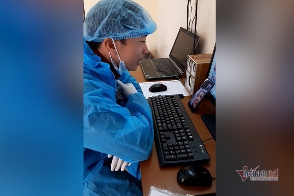 Xúc động video nam điều dưỡng hát tặng mẹ từ khu cách ly