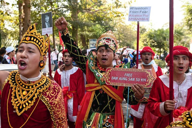 Hình ảnh hàng nghìn người Myanmar biểu tình phản đối binh biến