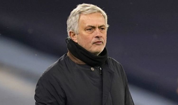 Mourinho mỉa mai Man City được thiên vị