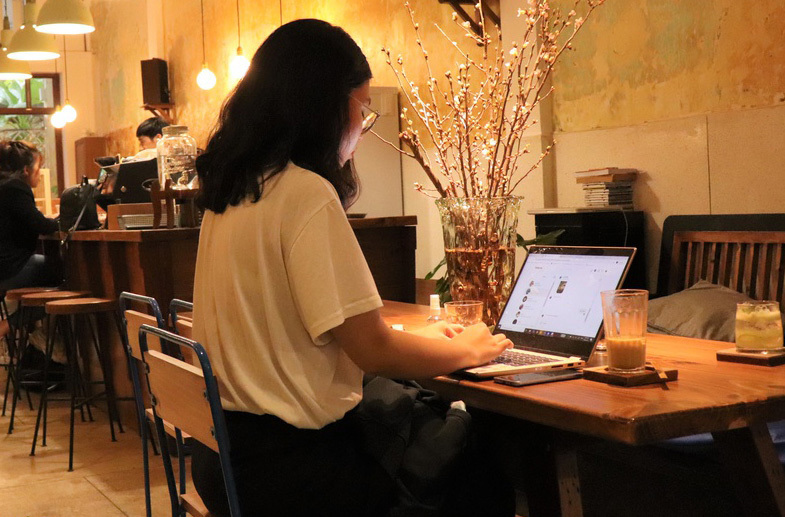 Nhiều người trẻ TP.HCM tới quán cà phê mở xuyên Tết để làm việc