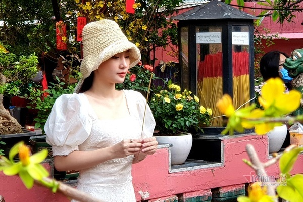 Mùng 3 Tết trùng Valentine, giới trẻ Sài Gòn về chùa Ngọc Hoàng cầu duyên