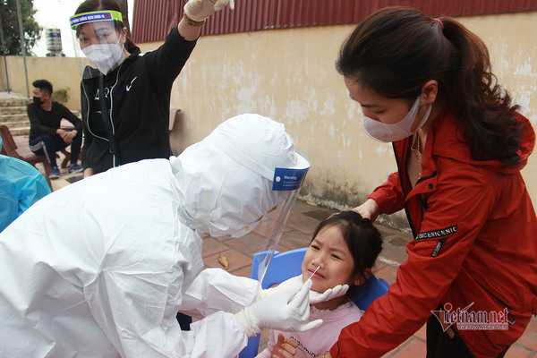 Hình ảnh ngày đầu tiên xét nghiệm cộng đồng tại TP Chí Linh