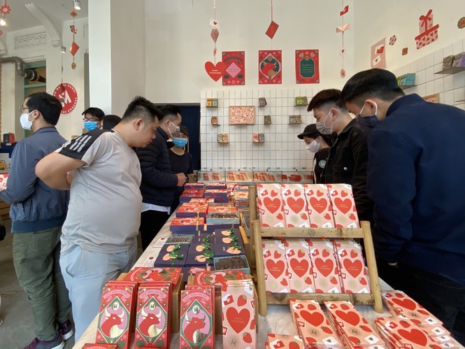 Xếp hàng dài mua quà, chi tiền triệu đặt tiệc Valentine