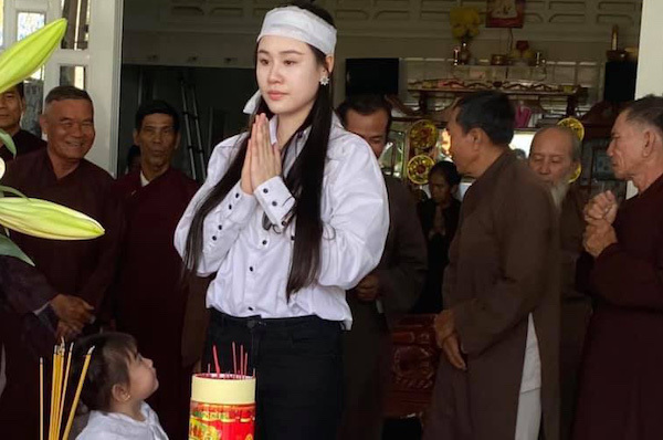 Vợ 2 Vân Quang Long tổ chức lễ cúng 49 ngày cho chồng