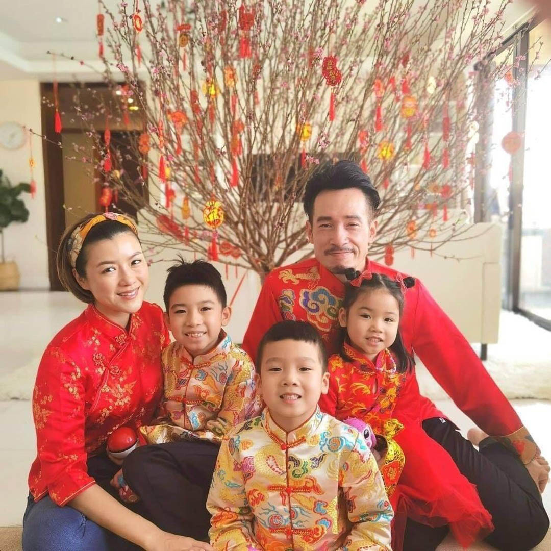 Dàn sao Hong Kong đoàn tụ trong mùa năm mới là một khoảnh khắc đáng nhớ. Ảnh của họ hòa quyện cùng sắc xuân tươi vui đầy sức sống. Đây sẽ là một bức ảnh đặc biệt và lý tưởng để bổ sung vào album gia đình của bạn.